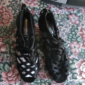BCBFMAXAZRIA leather 4” wedge strappy shoes EUC